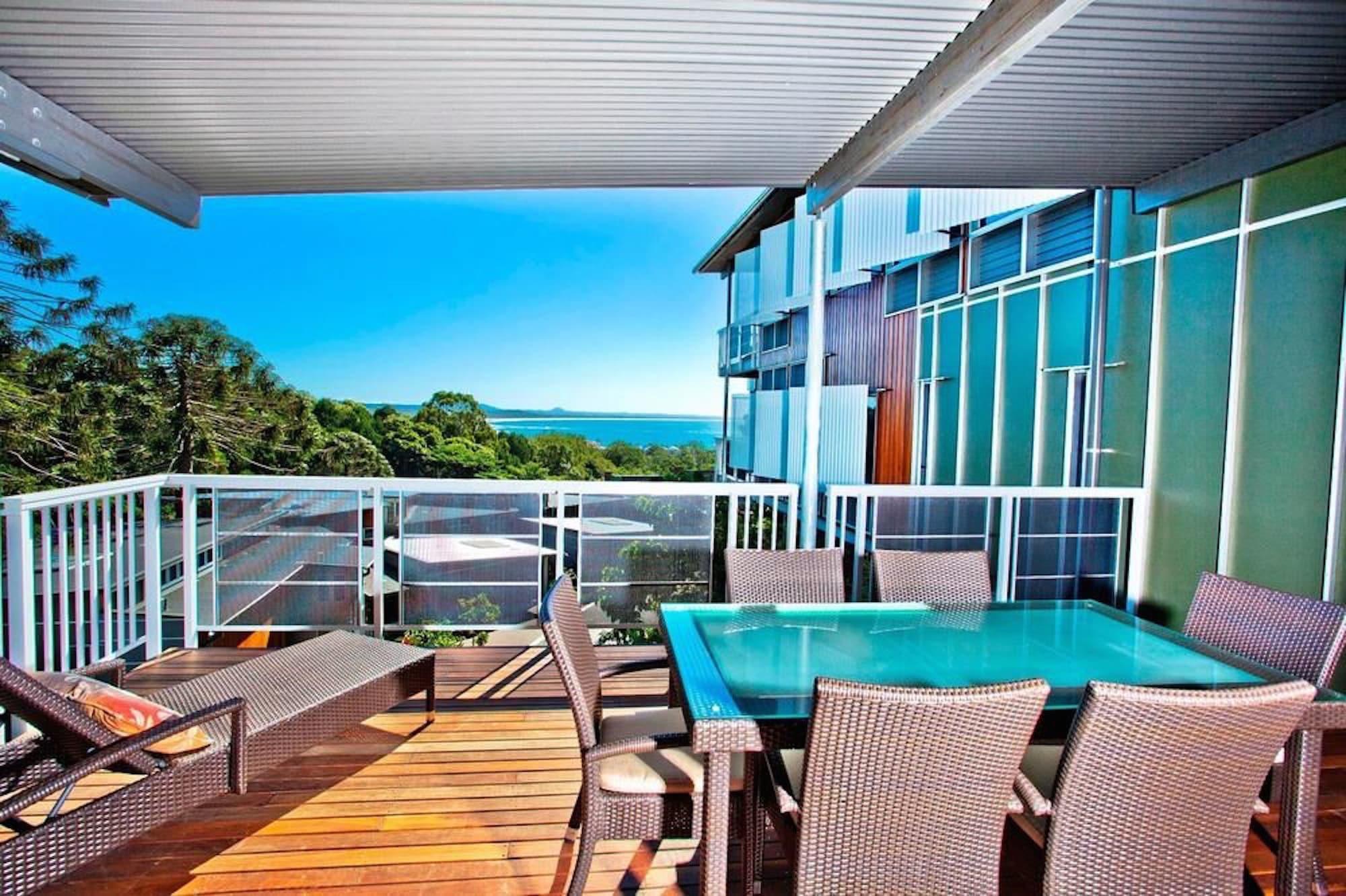 Peppers Noosa Resort And Villas Exterior foto A balcony with a louvred roof
