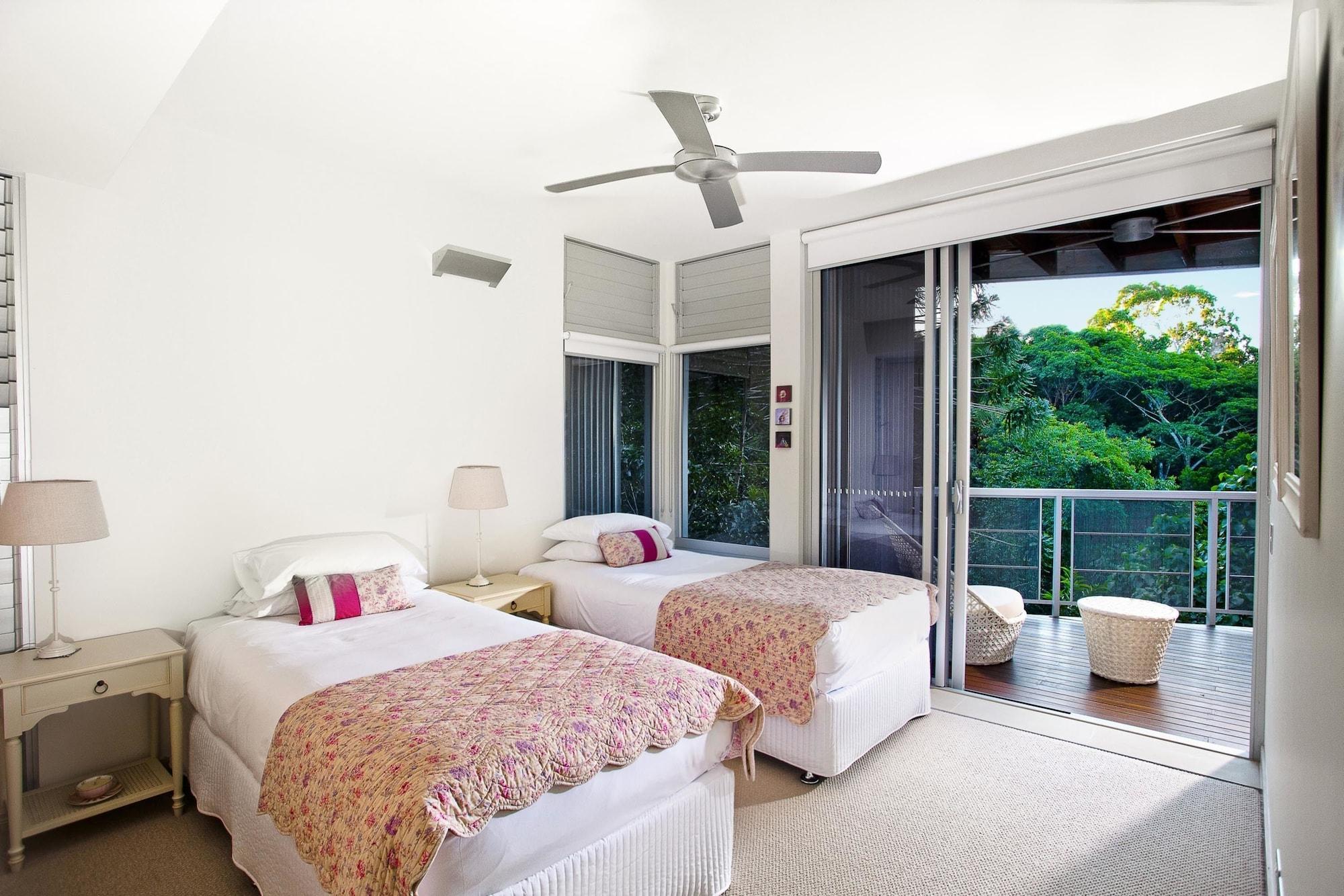Peppers Noosa Resort And Villas Exterior foto A bedroom at the resort