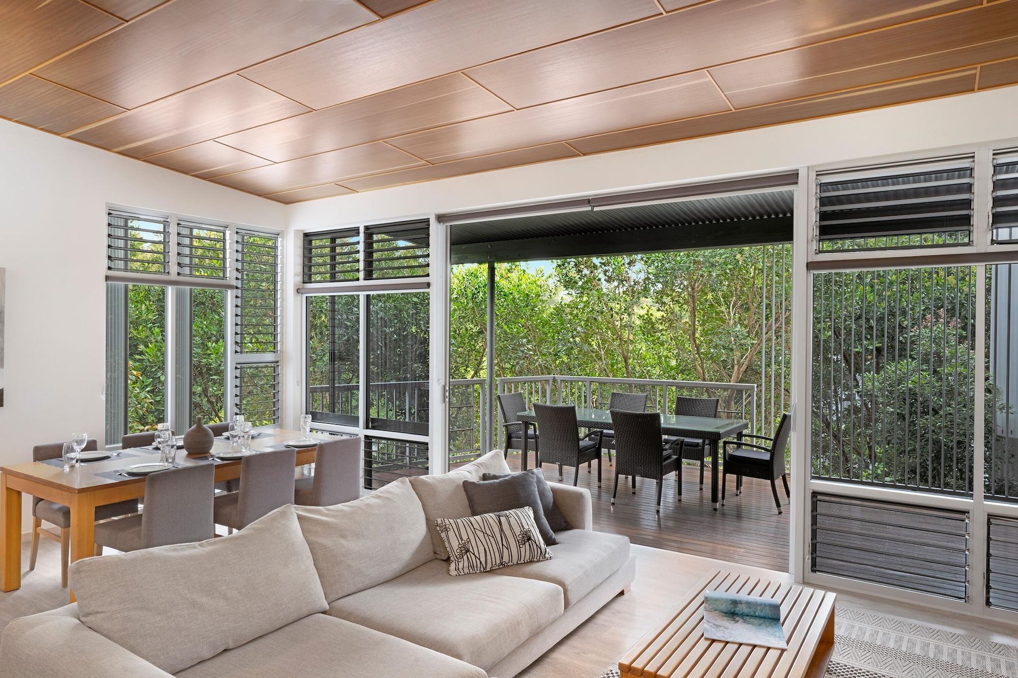 Peppers Noosa Resort And Villas Exterior foto Living room with a view of the rainforest