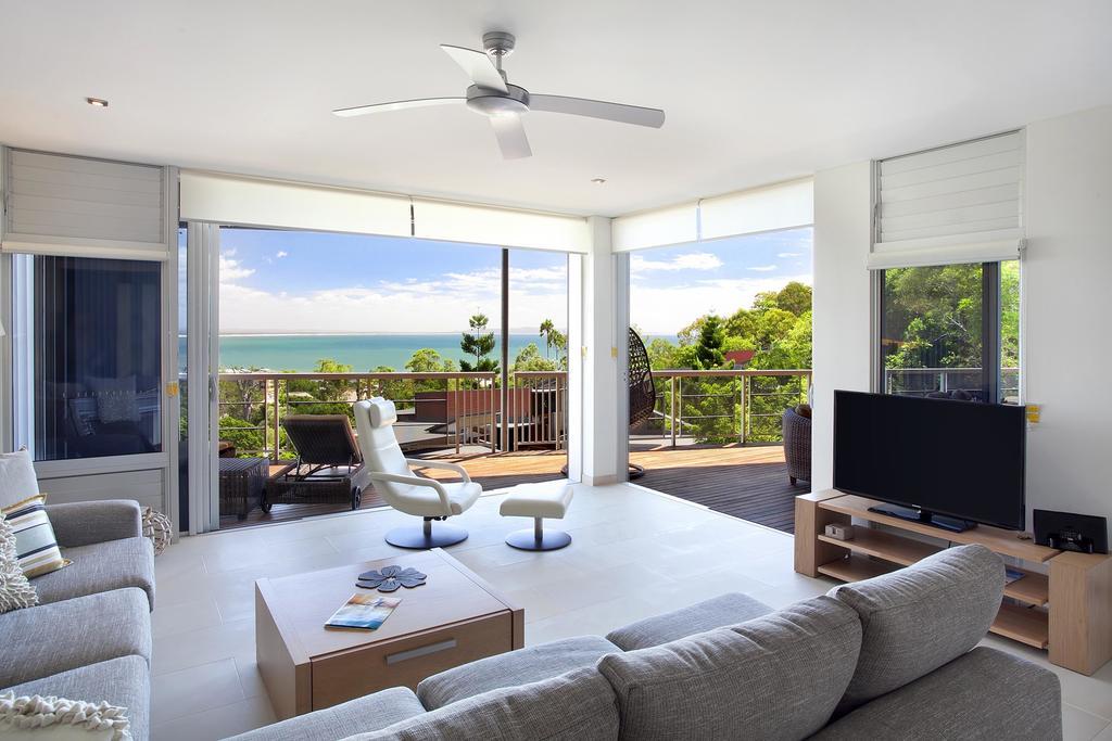 Peppers Noosa Resort And Villas Exterior foto A living room with a ceiling fan